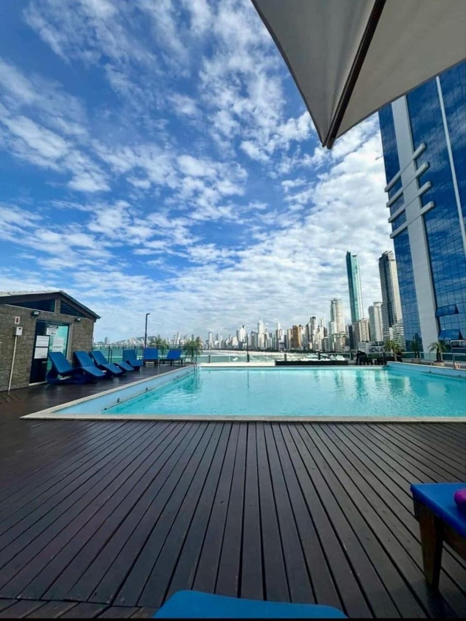 Apartamento Flat Dubai - Frente Roda Gigante - Piscina Frente Mar - Excepcional *